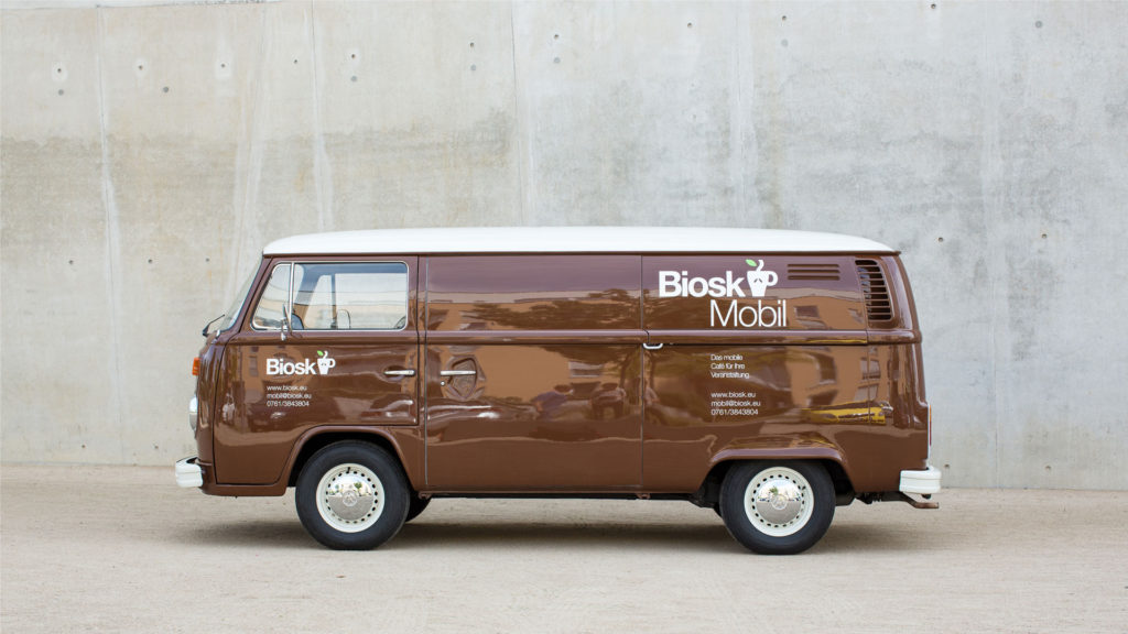 Seitenansicht vom Bioskmobil - ein alter restaurierter brauner VW Bus